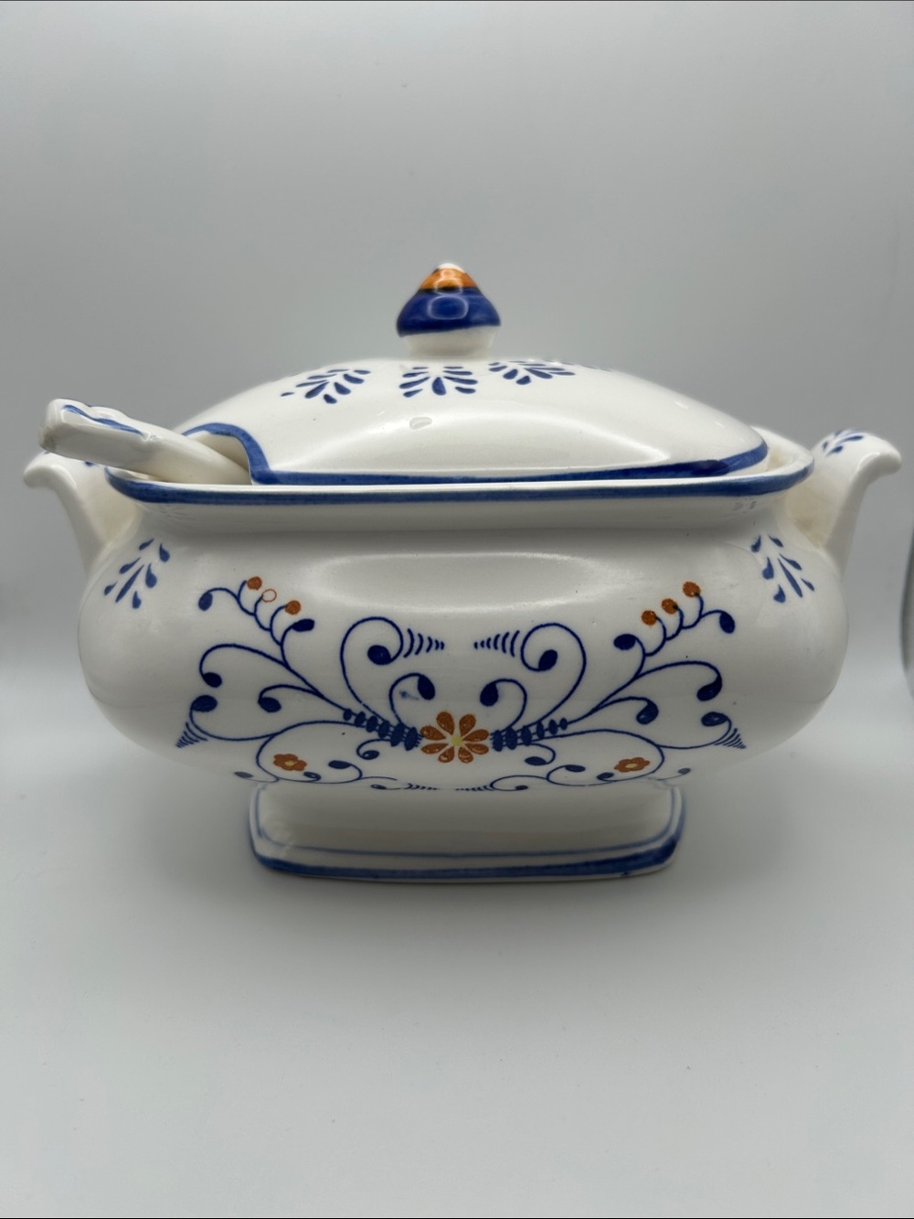 Royal Sealy Heritage Soup Tureen. No chips or cracks.